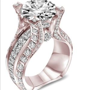 Extremely Beautiful Engagement Ring !